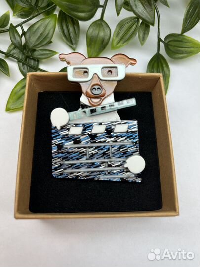 Брошь Собака режиссер