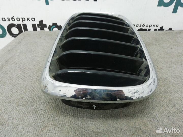 Решетка радиатора левая 51117316075 BMW