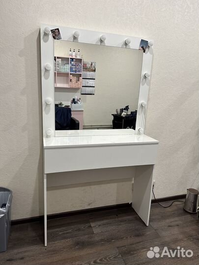 Туалетный столик с зеркалом и ящиками