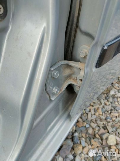 Петли задних дверей на акцент