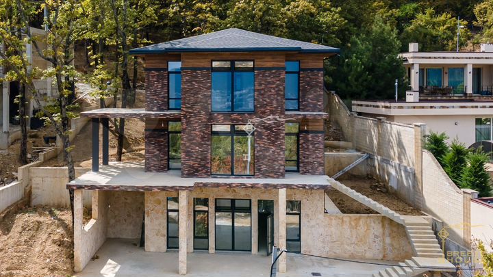 Дом 240,8 м² на участке 5 сот.