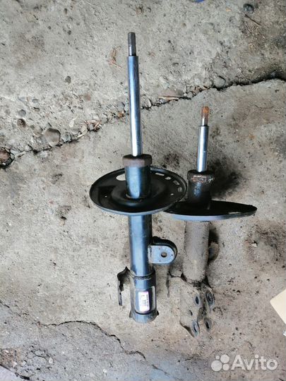 Стойки амортизатора передние Toyota RAV-4 2006