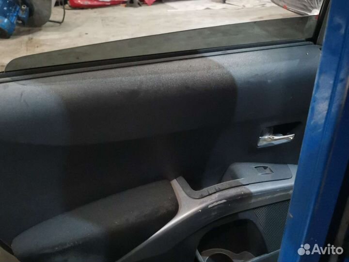 Задняя левая дверь мицубиси аутлендер