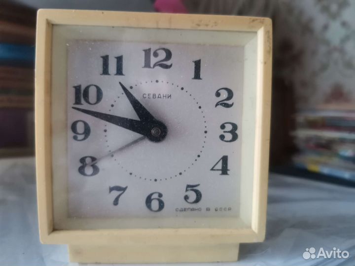Часы будильник Ростов Витязь Янтарь
