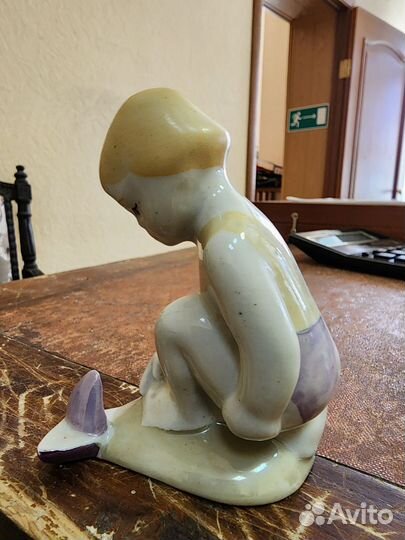 Мальчик с корабликом