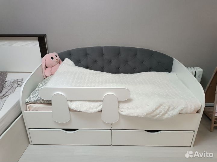 Детская кровать с мягкой обивкой