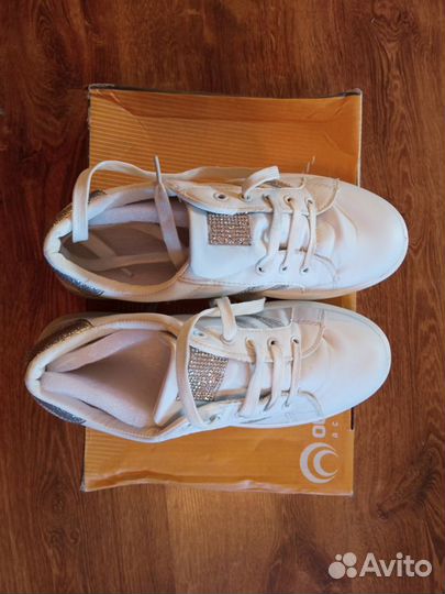 Кросовки женские, белые