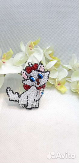 Брошь кошка ручной работы из бисера