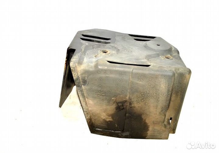 Защитная крышка нижних клапанов под ящиком аккумул