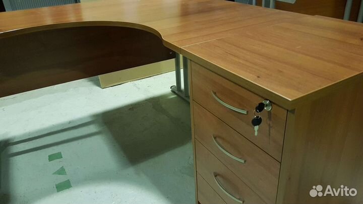 Стол с тумбой