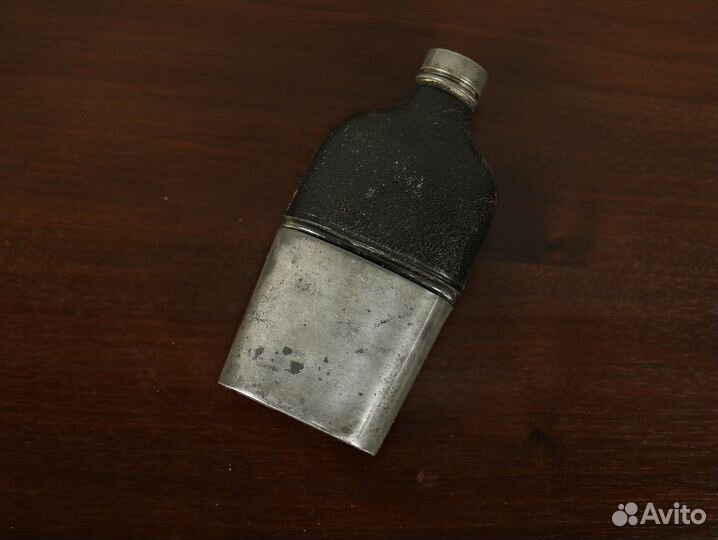 Старинная фляга с кожей 