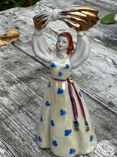 Статуэтка девушка со снопом