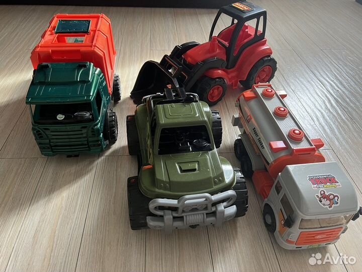 Машины(трактор)пластмассовые пакетом