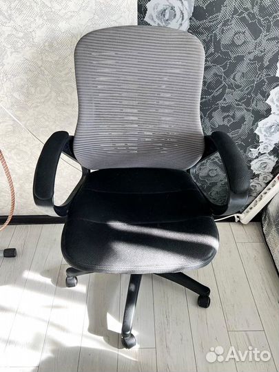 Компьютерный стул (кресло)