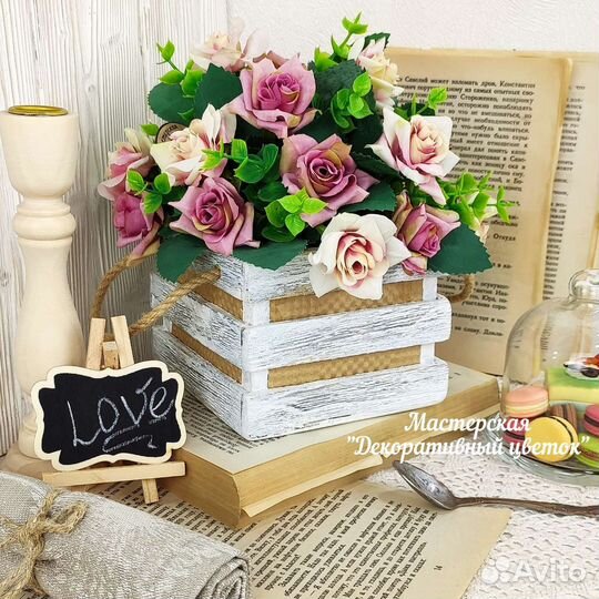 Ящик с декоративными цветами