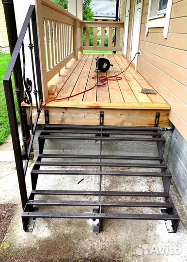 Прямая лестница на металлокаркасе