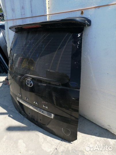 Дверь багажника Toyota Noah AZR60