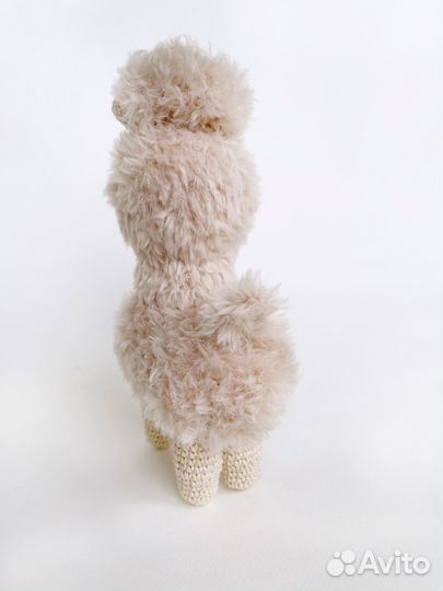 Вязаная игрушка Альпака