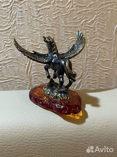 Сувениры Пегас и Дракон латунь и янтарь