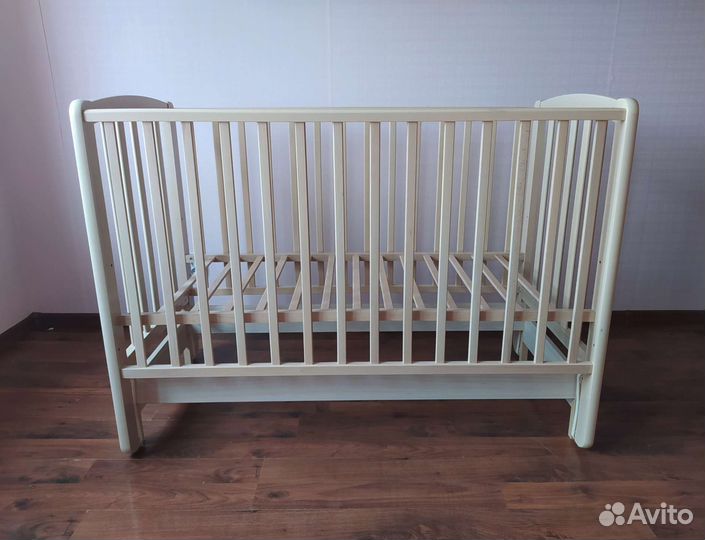 Кроватка детская с маятником
