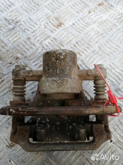 Суппорт задний левый Toyota Avensis AZT250L 1.8