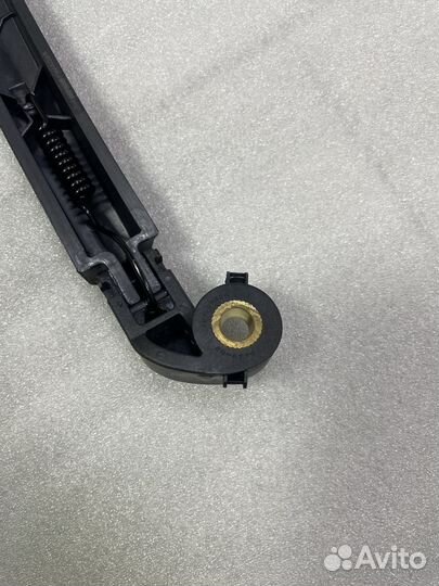 Поводок заднего дворника Ауди А6 С6 Avant