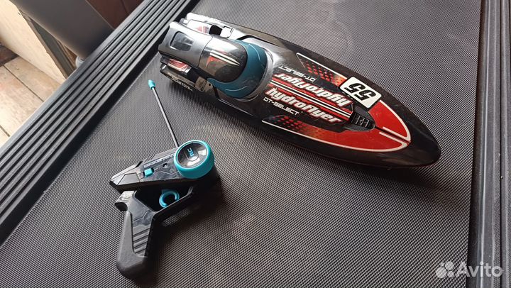 Лодка на пульте управления