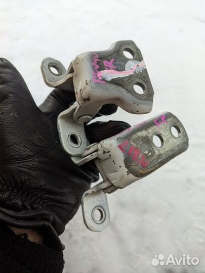 Петли правой двери Toyota Camry