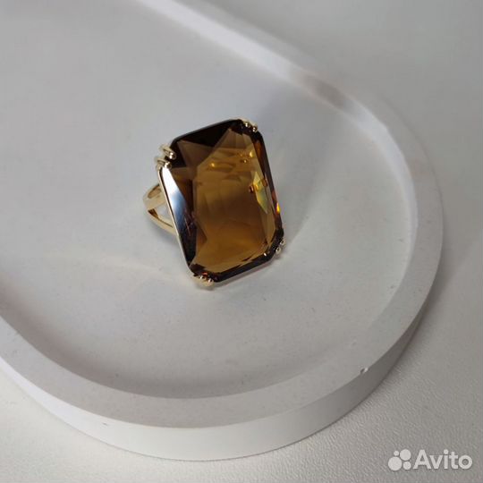Кольцо с большим прозрачным кристаллом