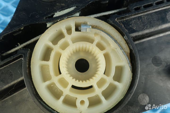 Стеклоподъёмник задний правый Skoda Superb 3