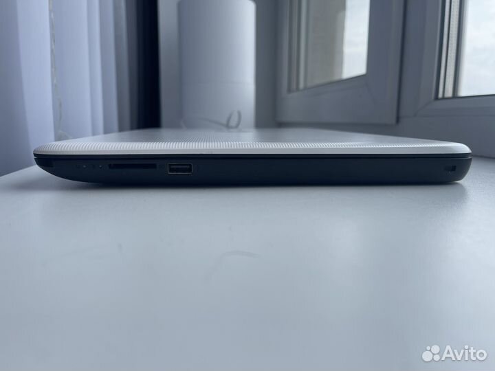 Ноутбук HP 15-ay505ur