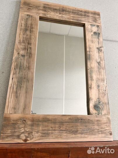 Зеркало в раме из амбарных досок