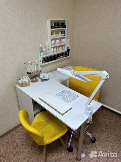 Маникюрный стол со встроенной вытяжкой
