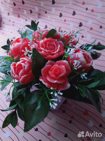 Мыльный букет из 7 цветов в кашпо. Розы и пионы