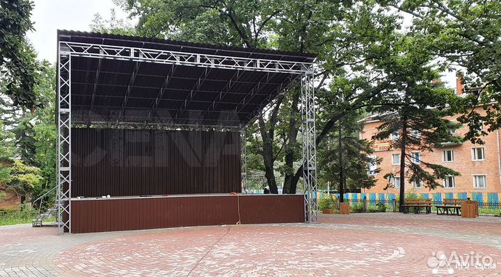 Уличная сцена с плоской крышей 8,4 х 6,0 м