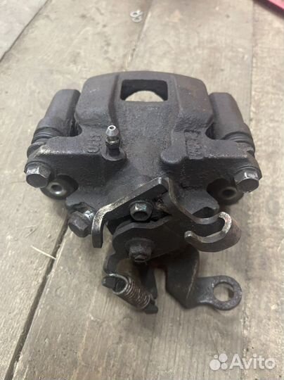 Суппорт тормозной задний Mitsubishi Outlander 3