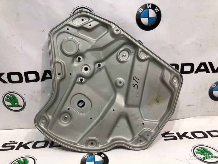 Щит стеклоподъёмника задний правый Skoda Octavia