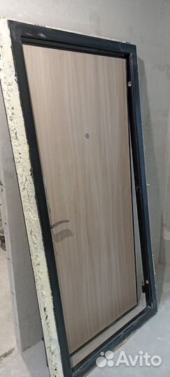 Дверь входная металлическая от застройщика