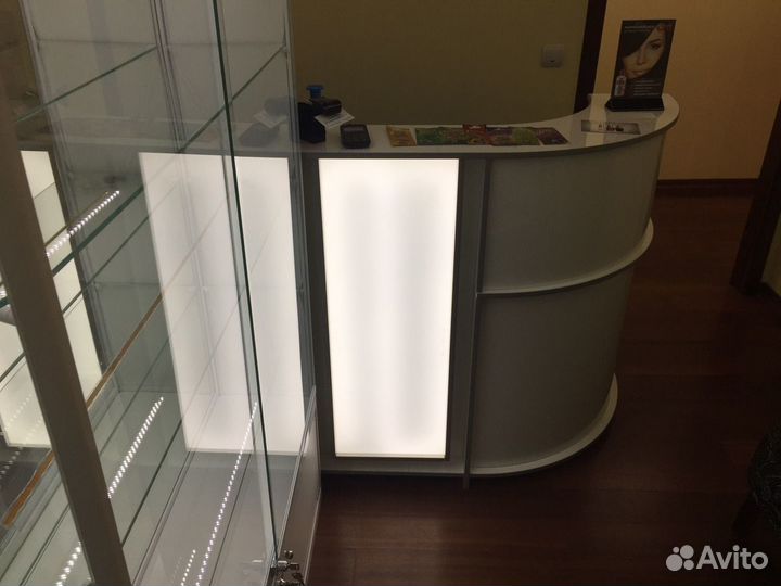 Ресепшен глянец с подсветкой. Витрина. Шкаф