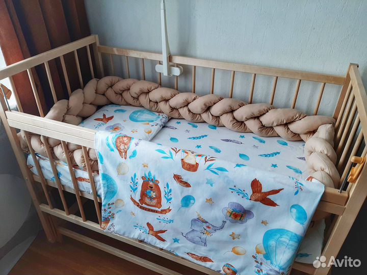 Детская кроватка с маятником