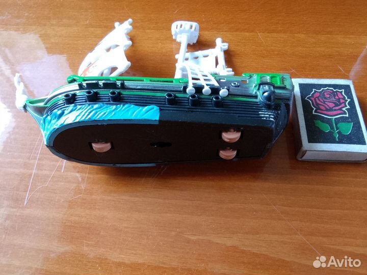 Игрушечный корабль-парусник