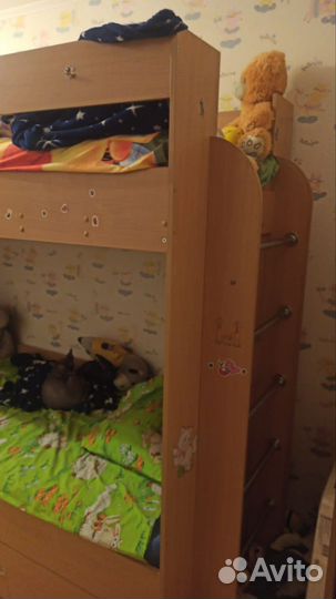 Продам двухъярусную кровать с матрасами