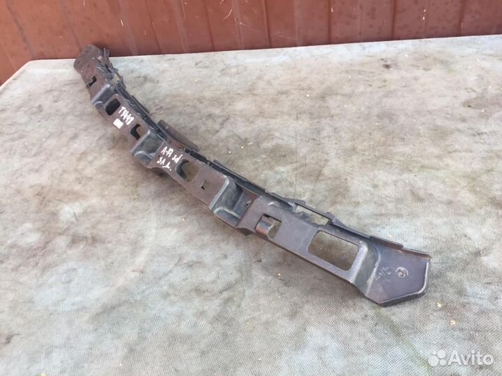 Кронштейн центральный заднего бампера Opel Astra H