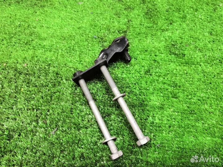 Кронштейн усилителя переднего бампера правый Audi