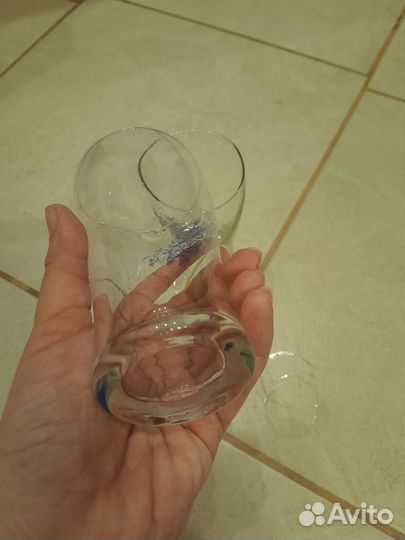 Стеклянные стаканы с синим рисунком