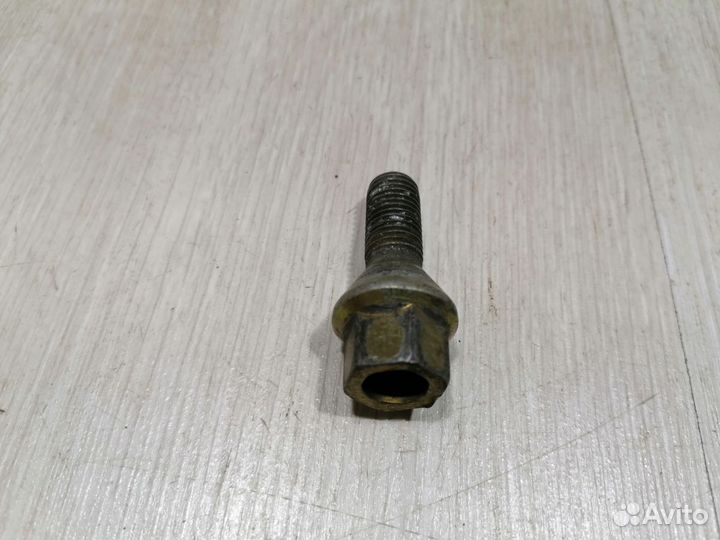 Болт Renault logan
