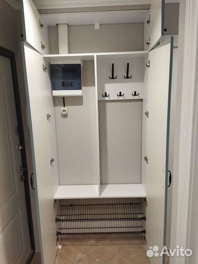 Шкаф встроенный в нишу для прихожей