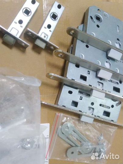 Дверной замок врезной на межкомнатные двери