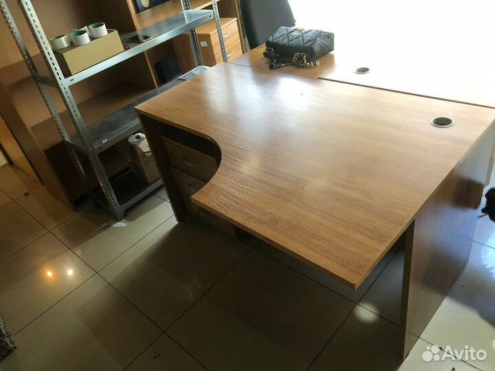 Письменный стол с тумбой