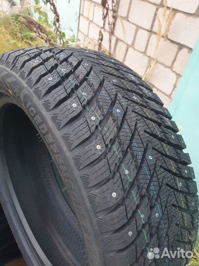 Grenlander Icedefensor Stud II 215/50 R17 95T